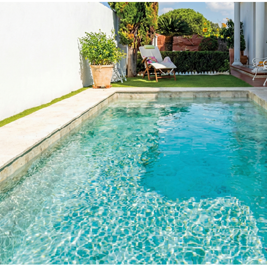 Piscina efecto playa agua turquesa con liner Renolit Evolve Dune