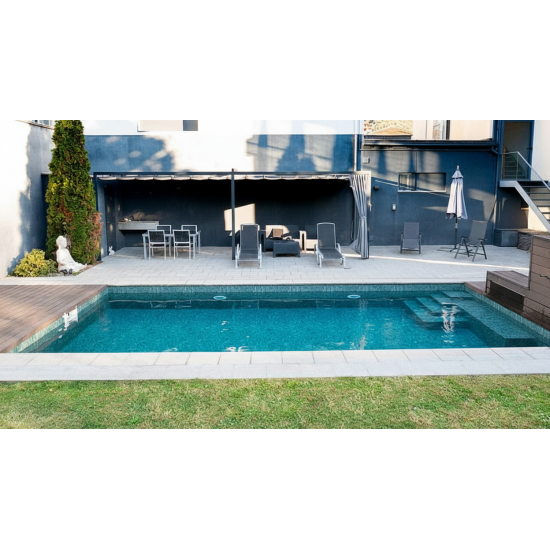 Piscina con modelo Alive PRANA: Tono verde suave que crea un agua color verde esmeralda natural.