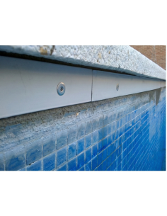 Perfil de PVC Renolit Alkorplus. Al calentarlo, se puede curvar para adaptarse a escaleras redondeadas y formas de riñón. 2