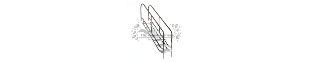 escaleras de fácil acceso a la piscina